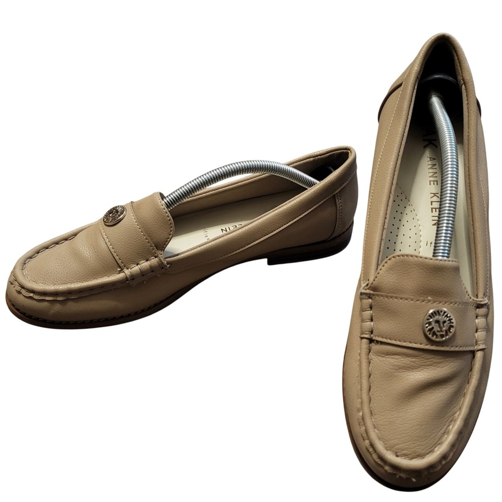 Anne Klein iFlex Tan Flat Loafers Lion Logo Medallion Slip On Shoes‎ size 8.5